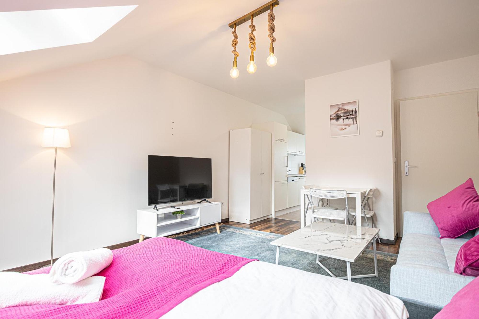 Airy Attic Apt.: Stylish At Penzing Area * Vienne