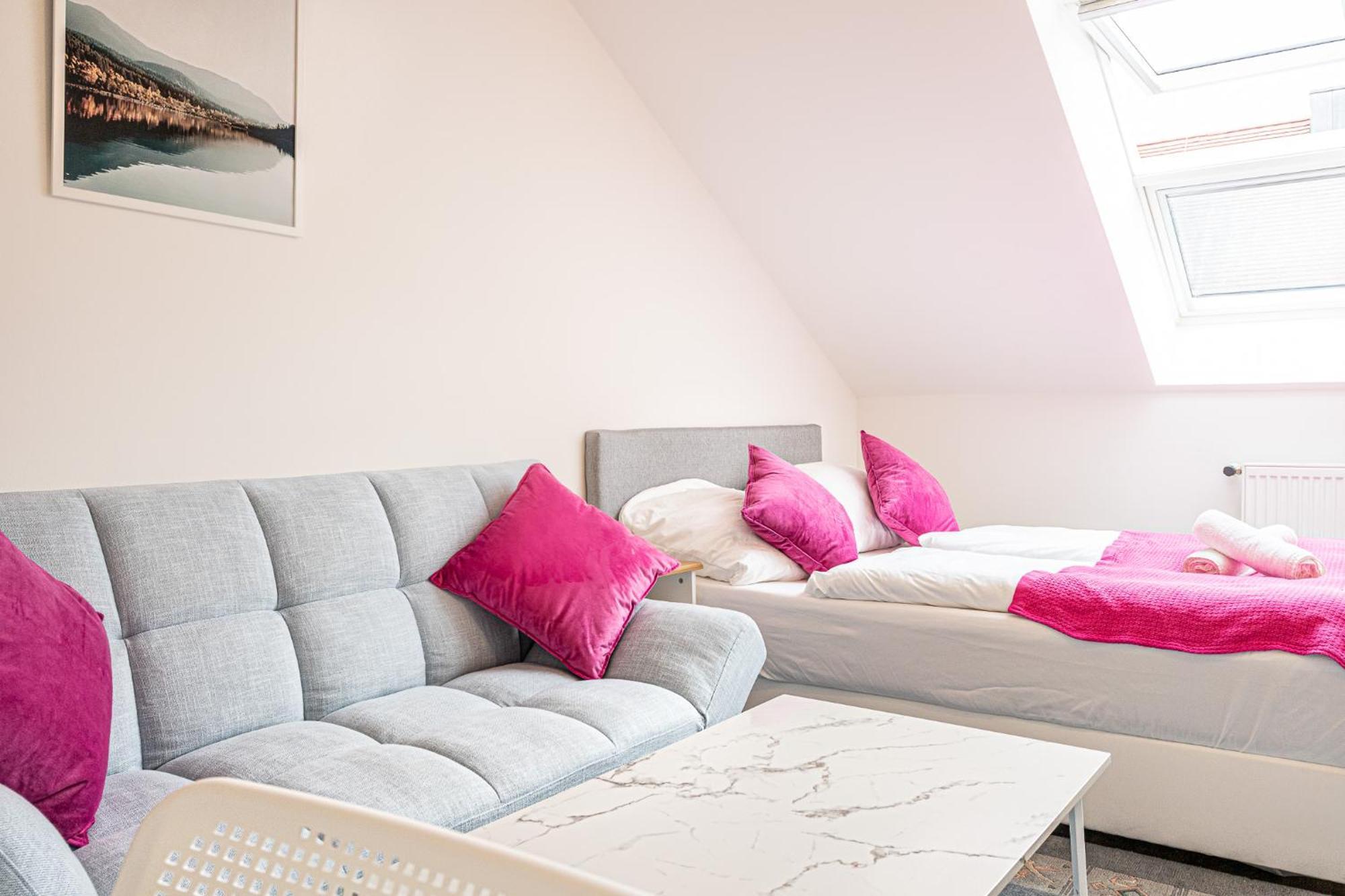 Airy Attic Apt.: Stylish At Penzing Area Appartement