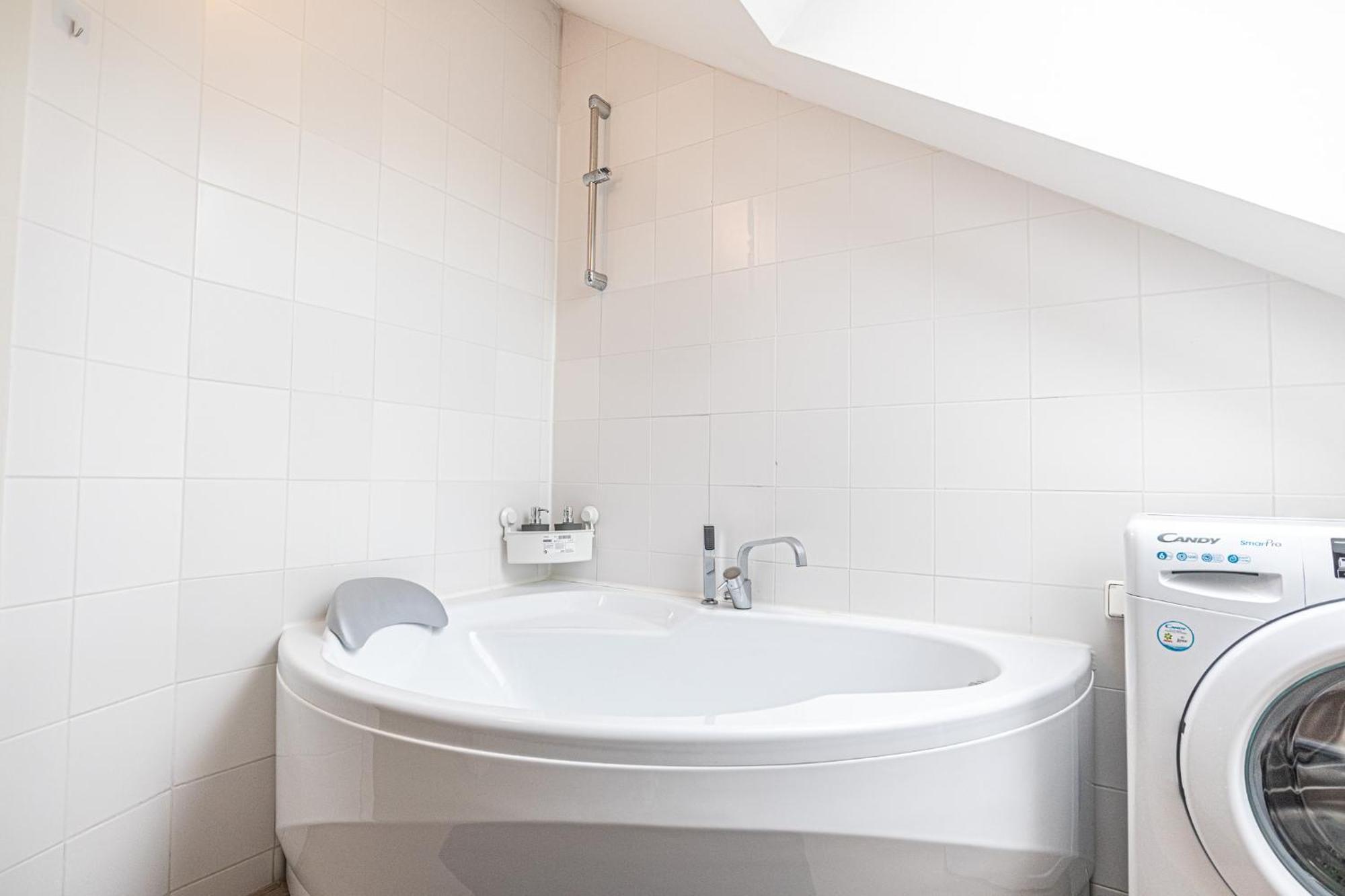 Appartement Airy Attic Apt.: Stylish At Penzing Area