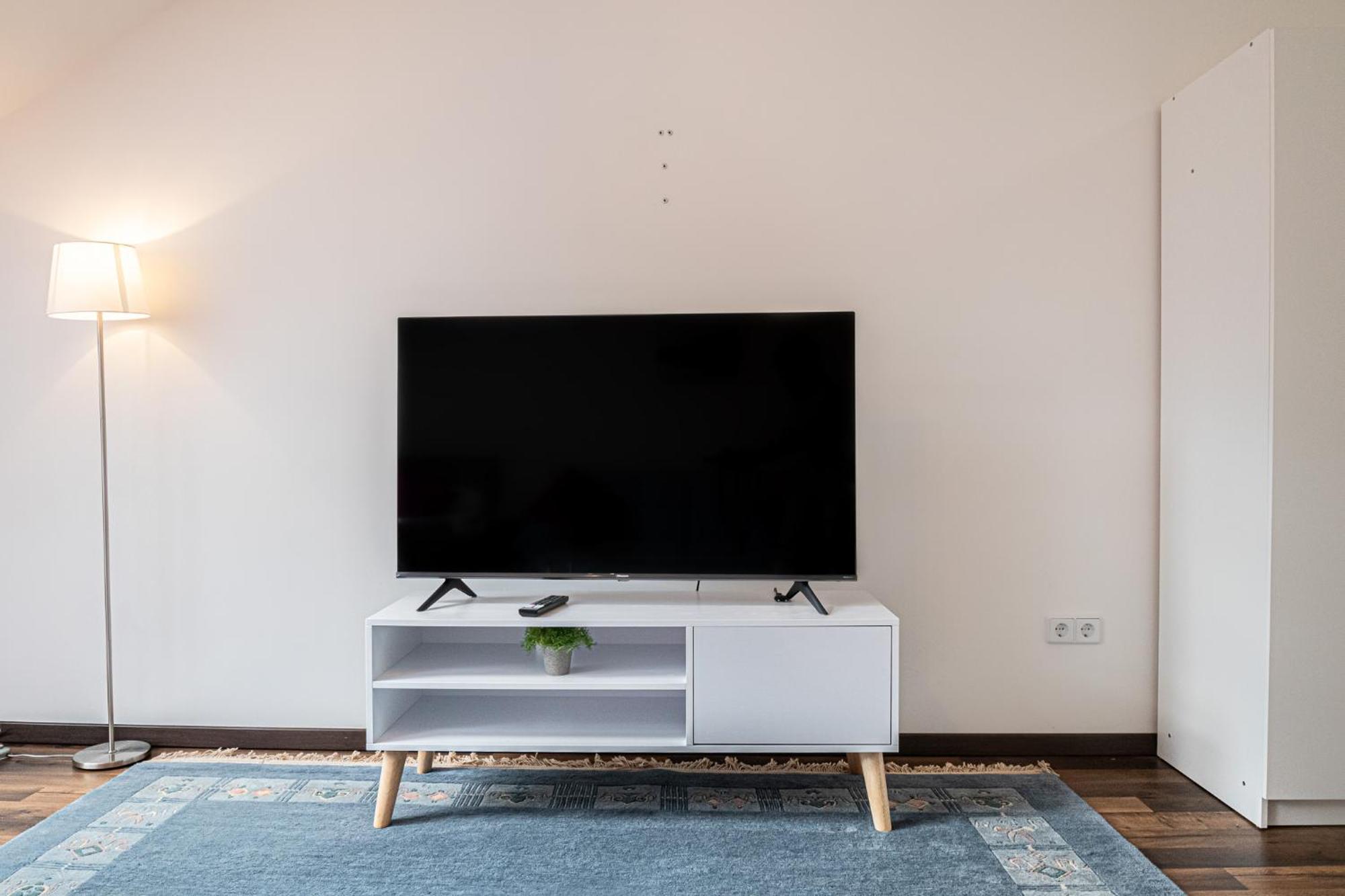 Airy Attic Apt.: Stylish At Penzing Area Appartement