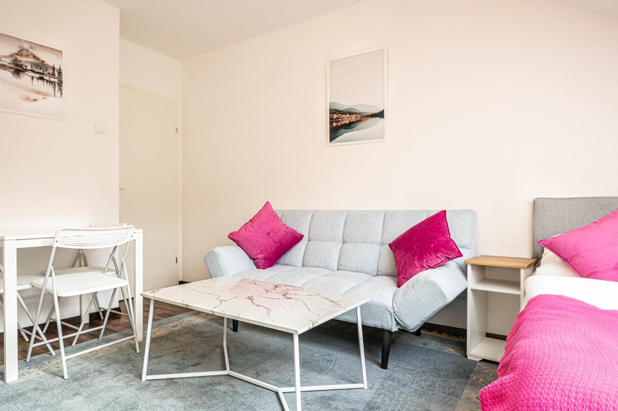 Airy Attic Apt.: Stylish At Penzing Area Appartement *