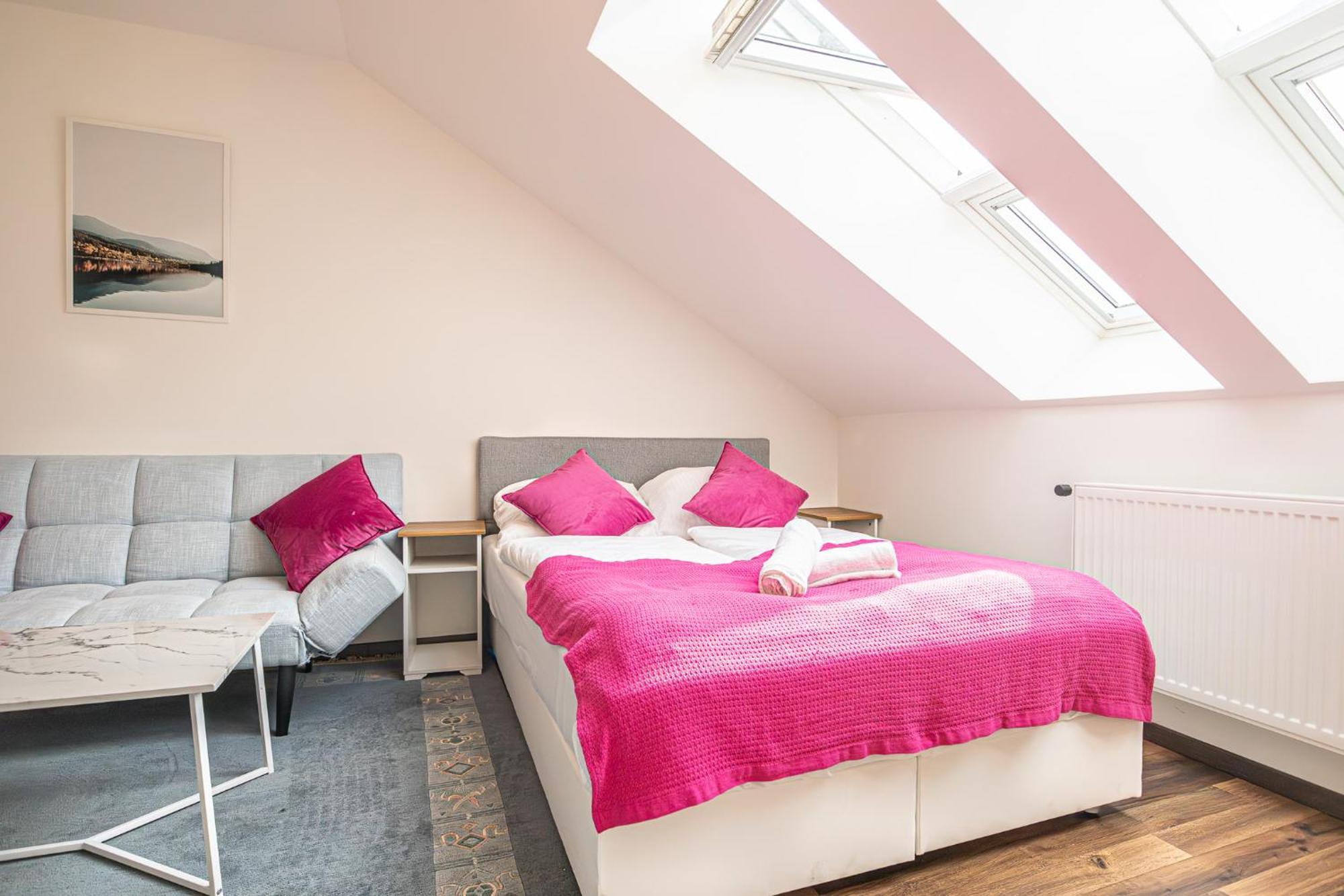 Airy Attic Apt.: Stylish At Penzing Area * Vienne