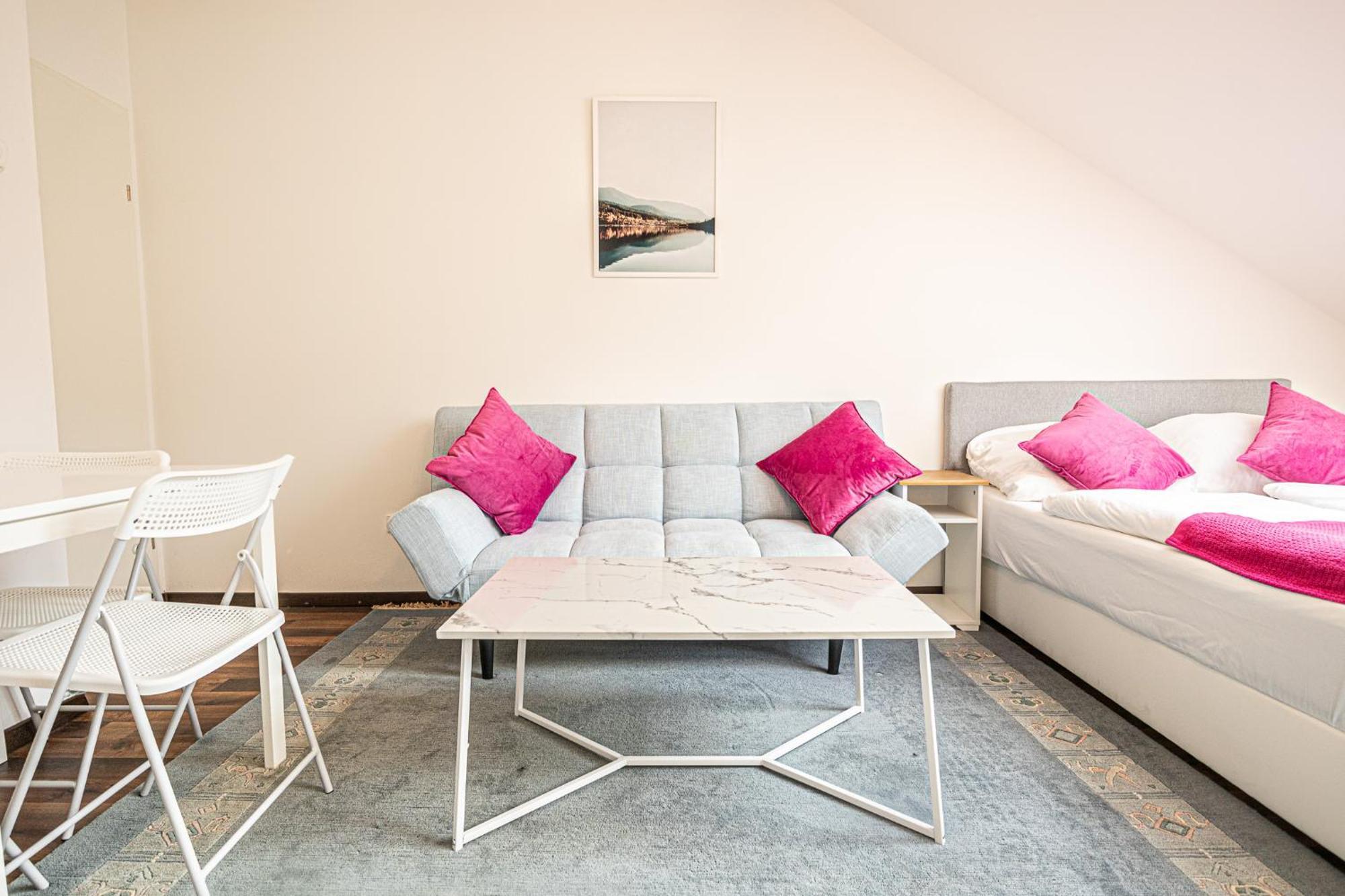Airy Attic Apt.: Stylish At Penzing Area Appartement *