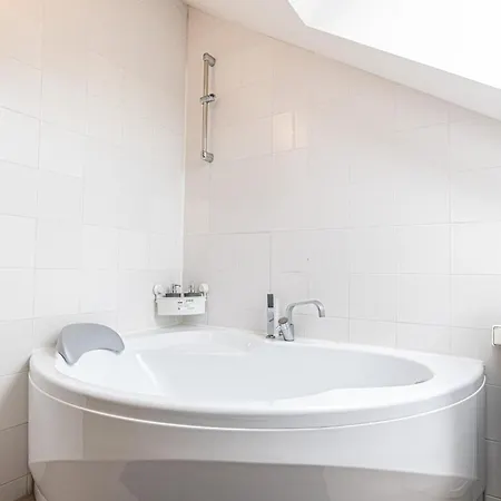 Airy Attic Apt.: Stylish Studio At Penzing Area Vienna Exterior photo