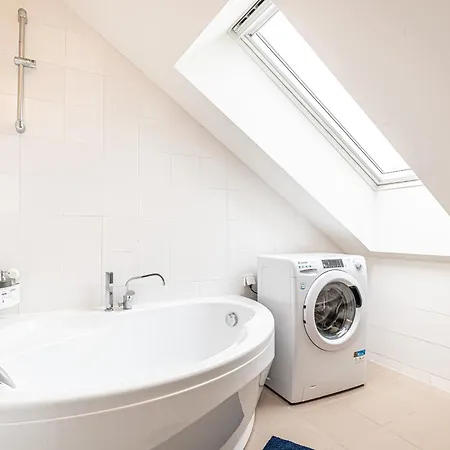 Airy Attic Apt.: Stylish Studio At Penzing Area Vienna Exterior photo