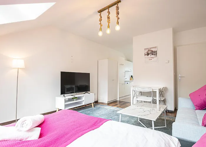 Airy Attic Apt.: Stylish Studio At Penzing Area