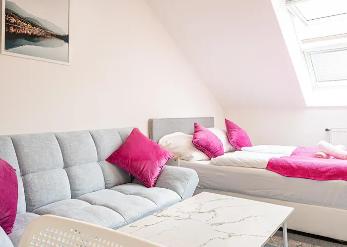 Airy Attic Apt.: Stylish Studio At Penzing Area