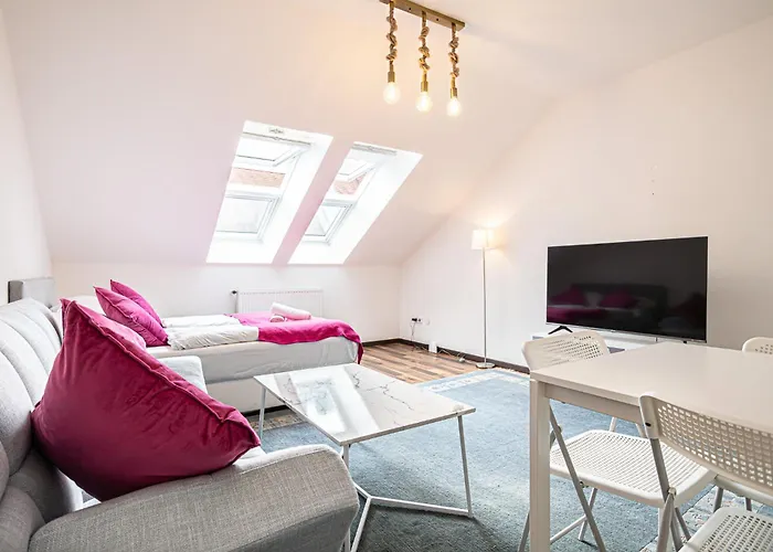 Airy Attic Apt.: Stylish Studio At Penzing Area